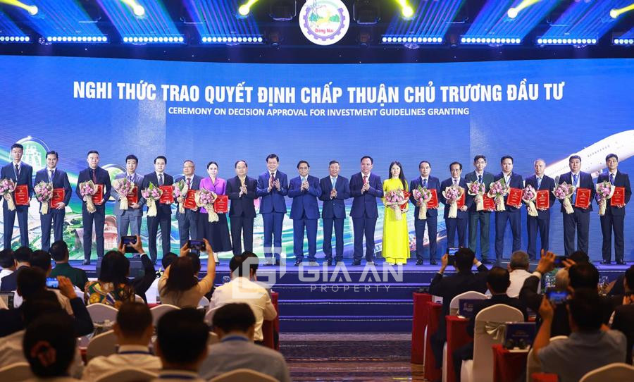 Nghi thức trao Quyết định chấp thuận chủ trương đầu tư cho các dự án.